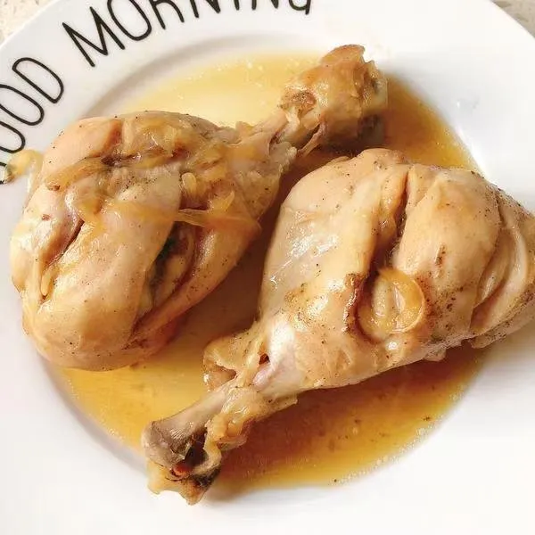 减肥食谱！无油低脂【去皮洋葱鸡腿】超好吃 因为减肥的缘故，每天都要绞尽脑汁想菜谱！既要合适又要好吃，于是做了这道老人小孩皆宜的减脂菜！本来以为去皮鸡腿的肉质会比